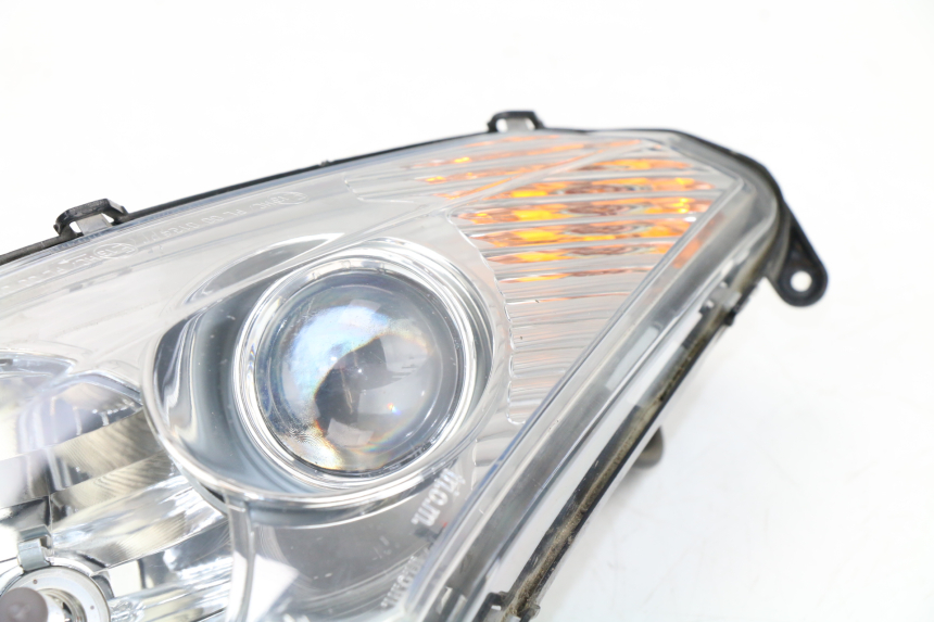 photo de RIGHT HEADLIGHT PEUGEOT SATELIS COMPRESSOR K15 125 (2006 - 2009) - Product overview