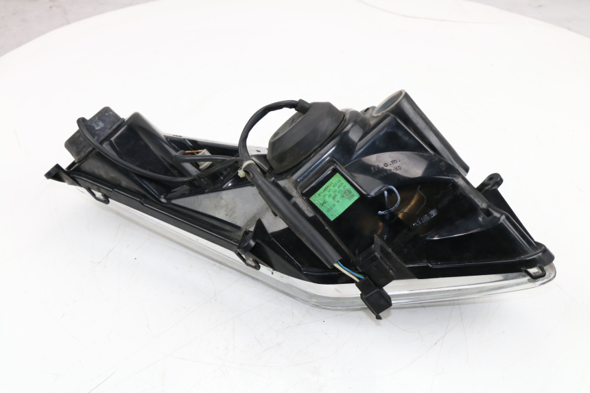 photo de RIGHT HEADLIGHT PEUGEOT SATELIS COMPRESSOR K15 125 (2006 - 2009) - Focus on structure