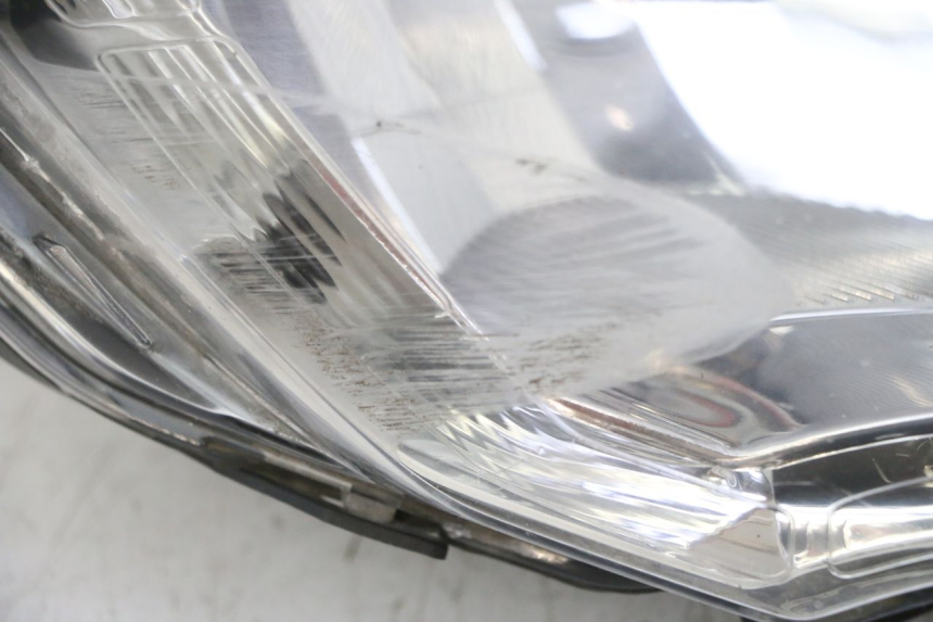 photo de RIGHT HEADLIGHT PEUGEOT SATELIS 125 (2013 - 2018) - High-resolution close-up
