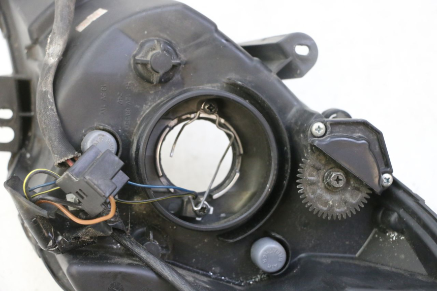 photo de RIGHT HEADLIGHT PEUGEOT SATELIS 125 (2013 - 2018) - Technical close-up