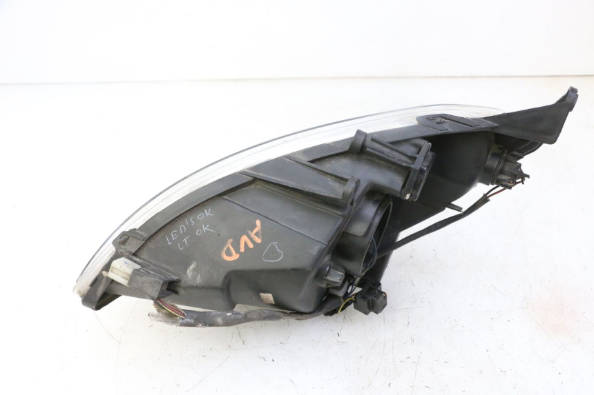 photo de RIGHT HEADLIGHT PEUGEOT SATELIS 125 (2013 - 2018) - Surface and material condition