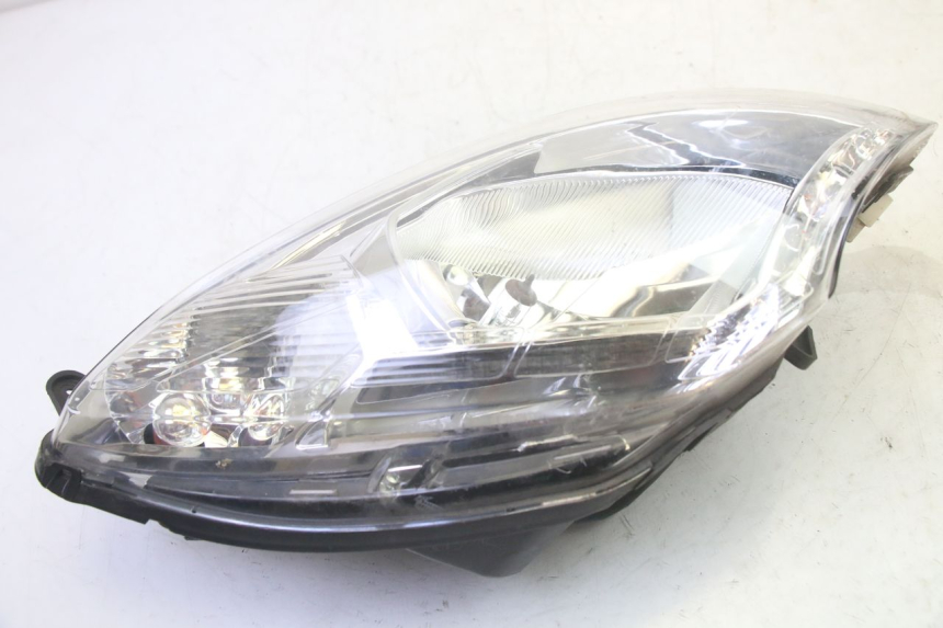 photo de RIGHT FRONT HEADLIGHT PEUGEOT SATELIS 125 (2010 - 2012) - Alternative perspective