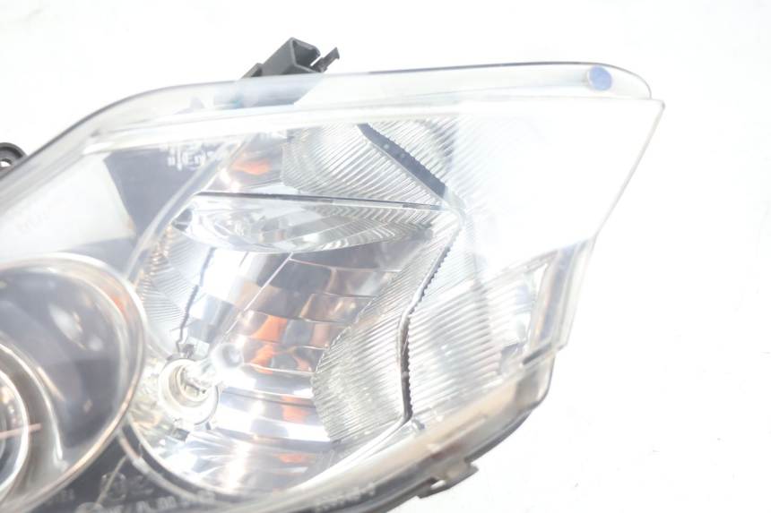 photo de RIGHT FRONT HEADLIGHT PEUGEOT SATELIS 125 (2006 - 2009) - Zoom on usage condition