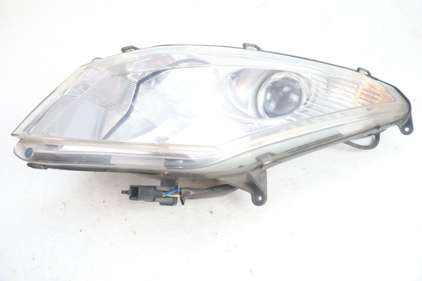 photo de RIGHT FRONT HEADLIGHT PEUGEOT SATELIS 125 (2006 - 2009) - Technical close-up
