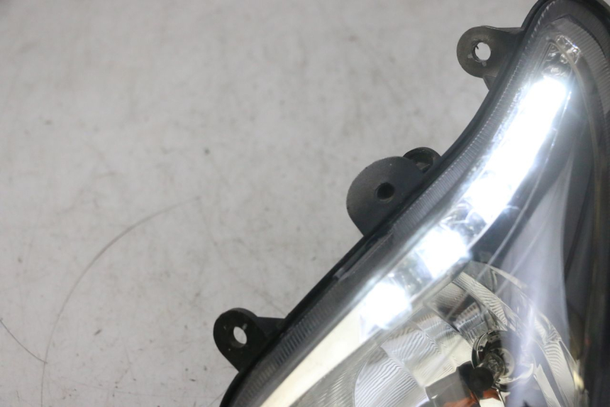 photo de LEFT HEADLIGHT SYM GTS EVO 125 (2009 - 2013) - Zoom on usage condition