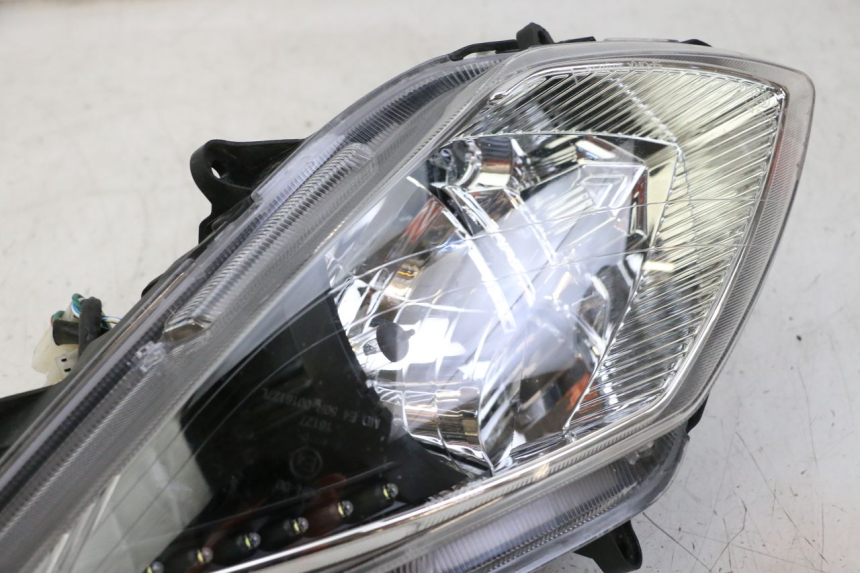 photo de LEFT HEADLIGHT SYM JOYMAX 125 (2010 - 2017) - Surface and material condition