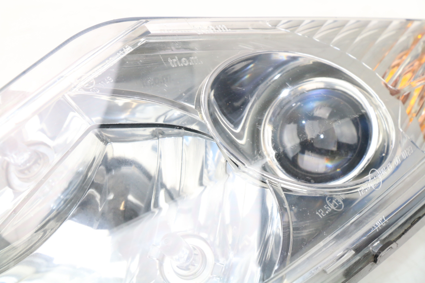 photo de LEFT HEADLIGHT PEUGEOT SATELIS COMPRESSOR K15 125 (2006 - 2009) - Surface and material condition