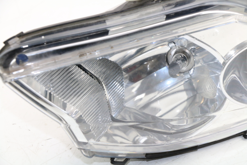 photo de LEFT HEADLIGHT PEUGEOT SATELIS COMPRESSOR K15 125 (2006 - 2009) - High-resolution close-up