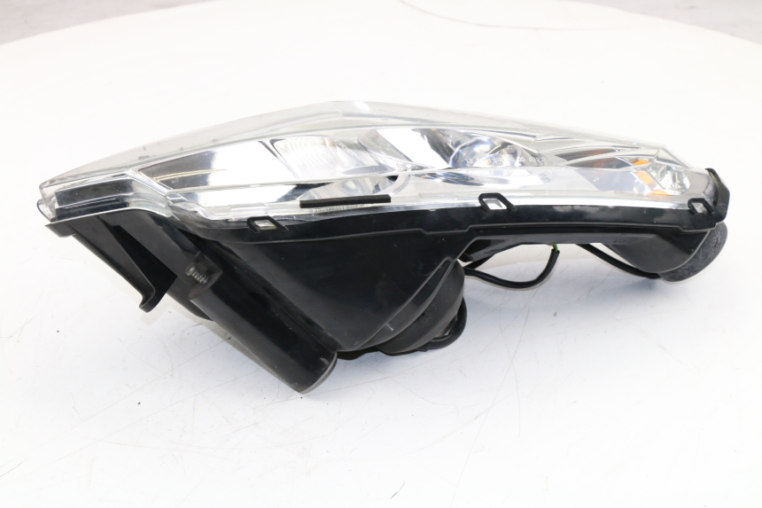 photo de LEFT HEADLIGHT PEUGEOT SATELIS COMPRESSOR K15 125 (2006 - 2009) - High-resolution close-up