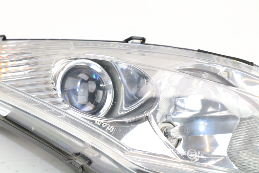 photo de LEFT HEADLIGHT PEUGEOT SATELIS COMPRESSOR K15 125 (2006 - 2009) - Alternative angle