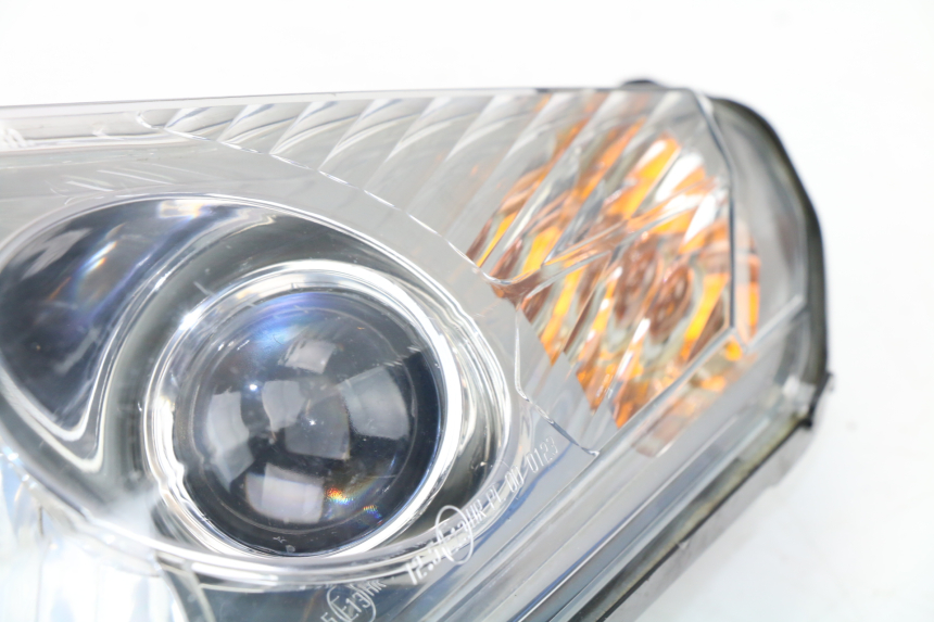 photo de LEFT HEADLIGHT PEUGEOT SATELIS COMPRESSOR K15 125 (2006 - 2009) - Technical close-up