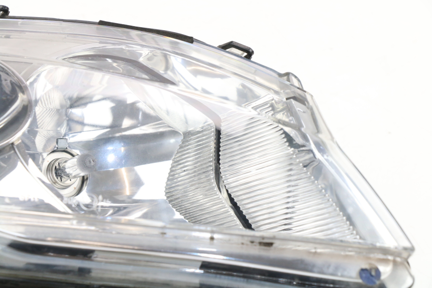 photo de LEFT HEADLIGHT PEUGEOT SATELIS COMPRESSOR K15 125 (2006 - 2009) - Component zoom