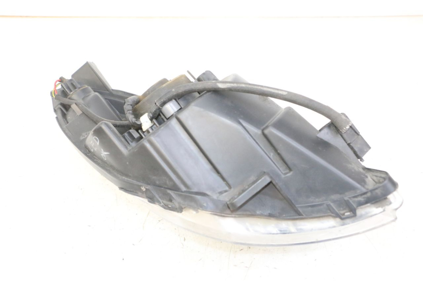 photo de LEFT HEADLIGHT PEUGEOT SATELIS 125 (2013 - 2018) - Zoom on usage condition