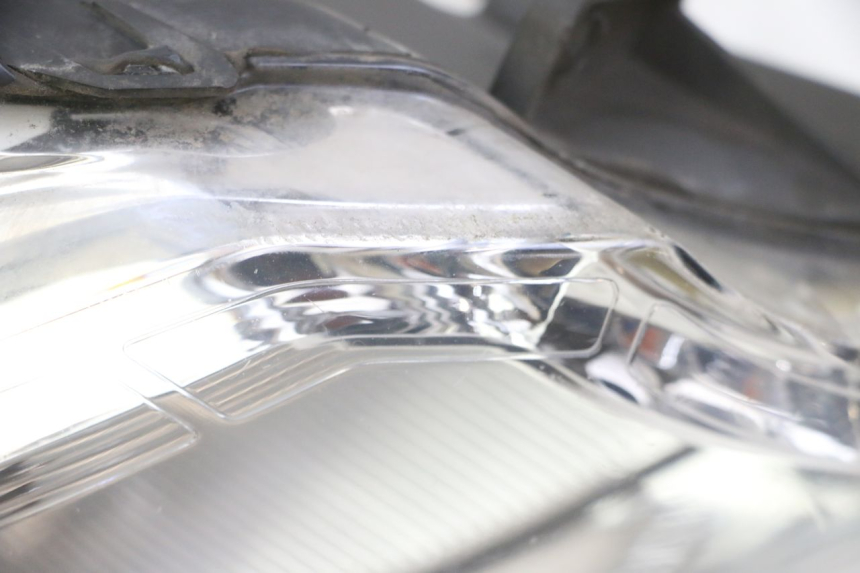 photo de LEFT HEADLIGHT PEUGEOT SATELIS 125 (2013 - 2018) - Technical close-up