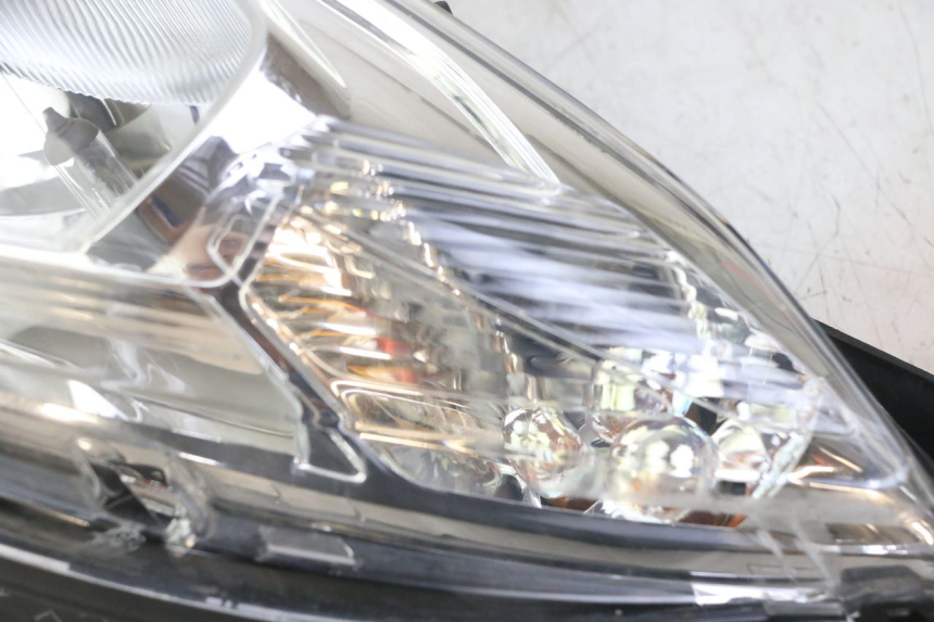 photo de LEFT HEADLIGHT PEUGEOT SATELIS 125 (2013 - 2018) - Surface and material condition