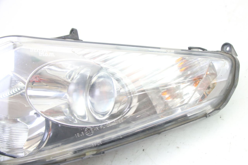photo de LEFT HEADLIGHT PEUGEOT SATELIS 250 (2006 - 2012) - Zoom on usage condition