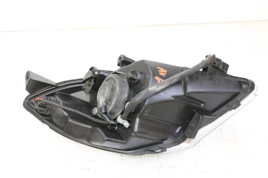 photo de LEFT HEADLIGHT PEUGEOT SATELIS 125 (2013 - 2018) - Surface and material condition