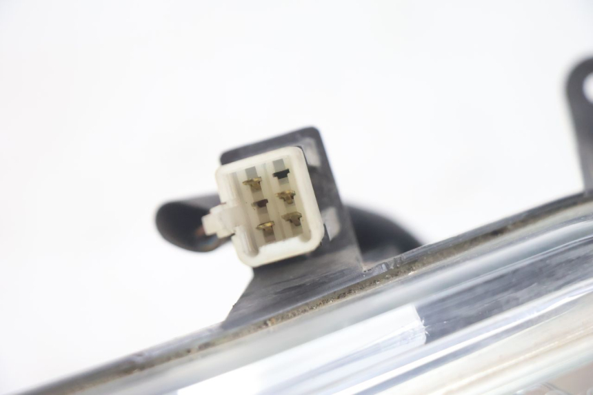 photo de LEFT FRONT HEADLIGHT PEUGEOT SATELIS 125 (2006 - 2009) - Surface and material condition