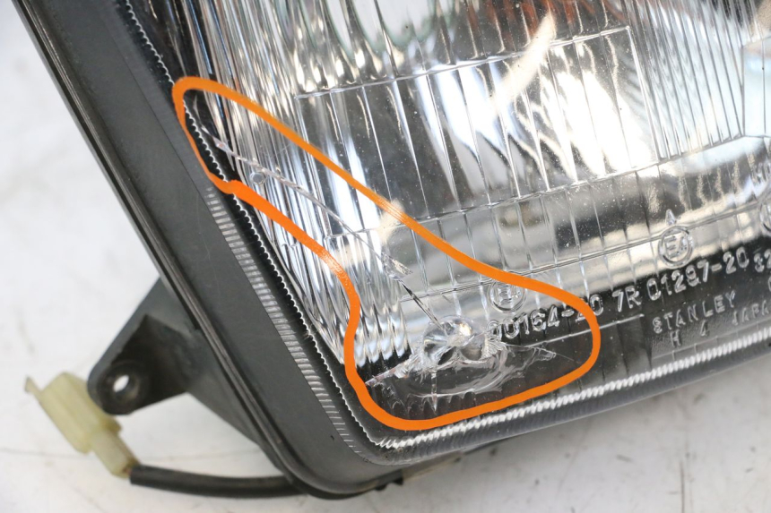 photo de HEADLIGHT KAWASAKI GPX F ZX750F 750 (1986 - 1990) - Distinctive features