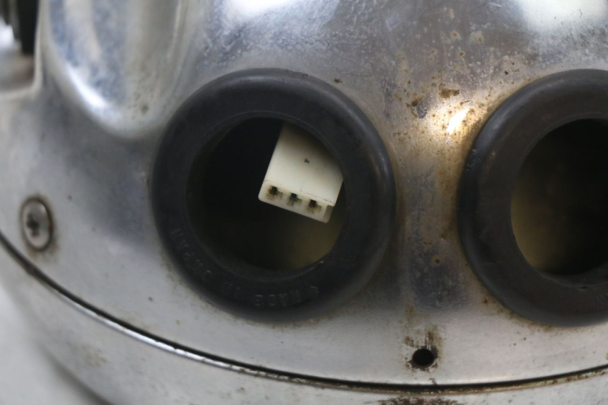 photo de HEADLIGHT SUZUKI GSX E 250 (1982 - 1983) - Fixing points details