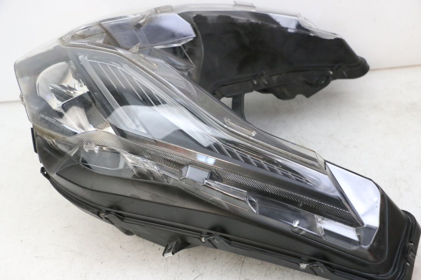 photo de HEADLIGHT HONDA FORZA 125 (2021 - 2025) - High-resolution close-up