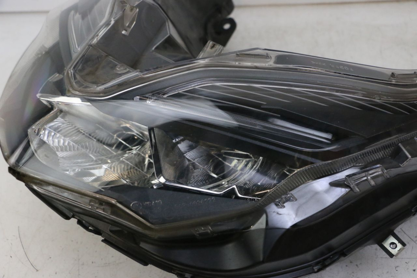 photo de HEADLIGHT HONDA FORZA 125 (2021 - 2025) - Surface and material condition