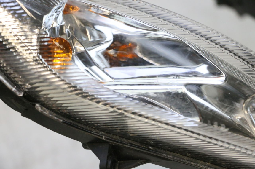 photo de FRONT HEADLIGHT PEUGEOT KISBEE 4T 50 (2018 - 2022) - High-resolution close-up