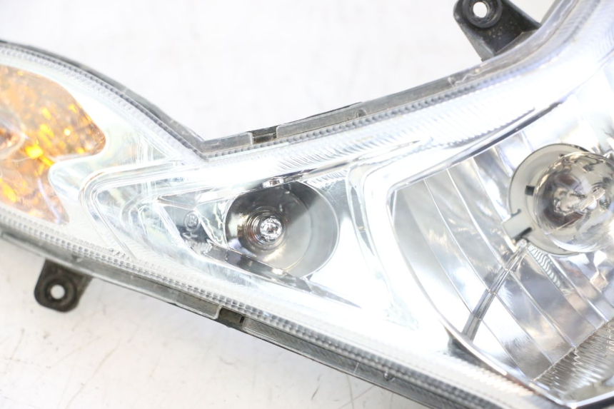 photo de FRONT HEADLIGHT PEUGEOT KISBEE 4T 50 (2018 - 2022) - Detailed visual inspection