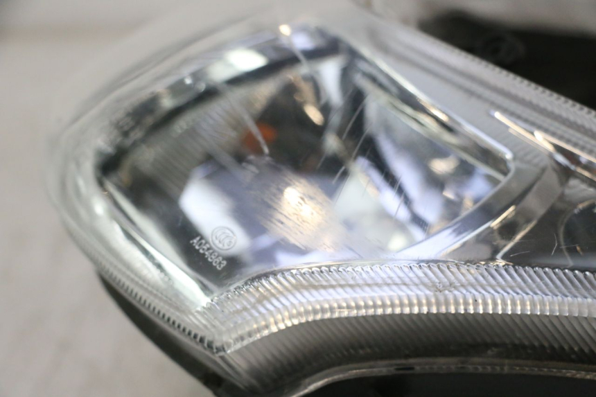 photo de FRONT HEADLIGHT PEUGEOT KISBEE 4T 50 (2010 - 2017) - Distinctive features