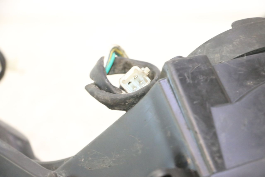 photo de FRONT HEADLIGHT PEUGEOT KISBEE 4T 50 (2018 - 2022) - Alternative angle