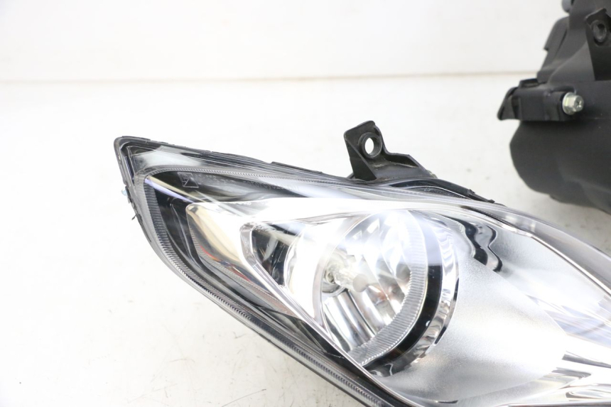 photo de HEADLIGHT PIAGGIO MP3 HPE 300 (2019 - 2026) - Distinctive features