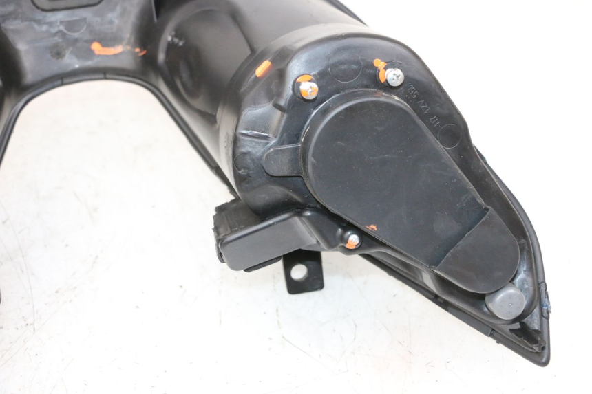 photo de HEADLIGHT PIAGGIO MP3 HPE 300 (2019 - 2026) - Surface and material condition