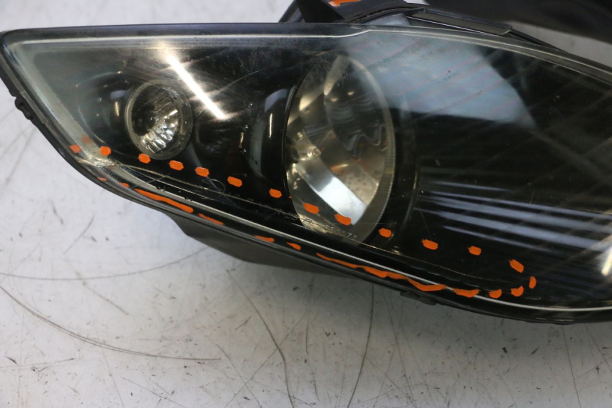 photo de HEADLIGHT PIAGGIO MP3 RL 250 (2006 - 2010) - Fixing points details