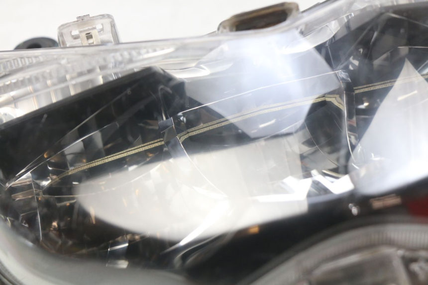 photo de HEADLIGHT YAMAHA N-MAX NMAX 125 (2017 - 2020) - Zoom on usage condition