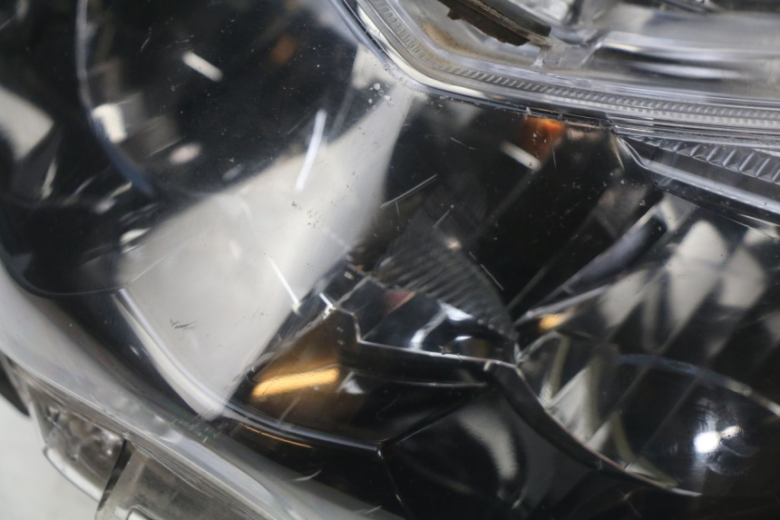 photo de HEADLIGHT YAMAHA N-MAX NMAX 125 (2017 - 2020) - Surface and material condition