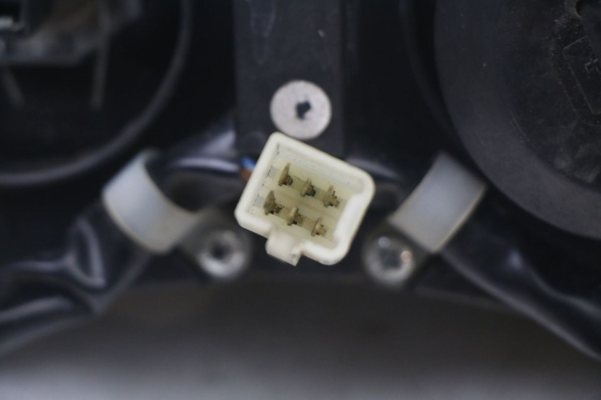 photo de HEADLIGHT PIAGGIO BEVERLY 125 (1998 - 2005) - Fixing points details