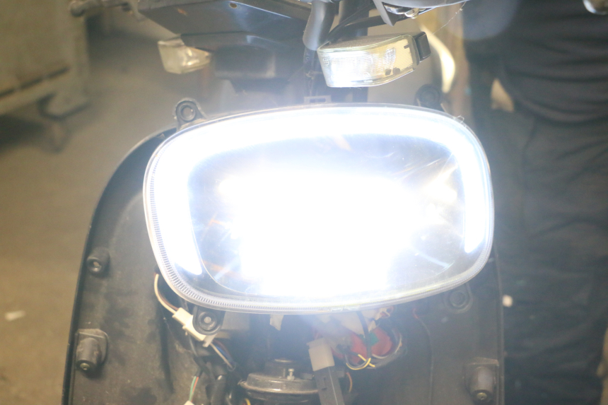 photo de HEADLIGHT BAIKU SAKURA 1 (2021 - 2025) - Zoom on usage condition