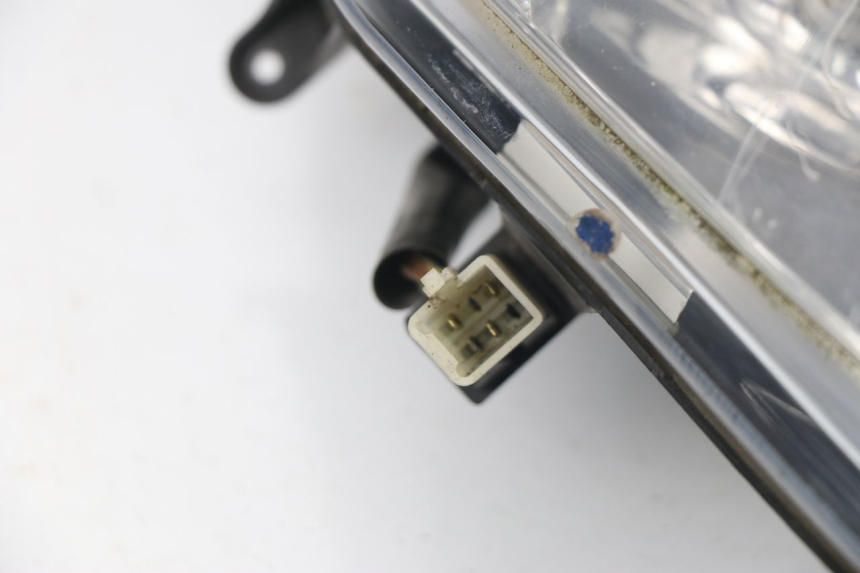 photo de HEADLIGHT PEUGEOT SATELIS 125 (2010 - 2012) - Surface and material condition