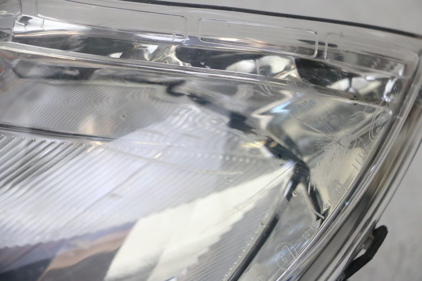 photo de HEADLIGHT PEUGEOT SATELIS 125 (2013 - 2018) - Zoom on usage condition