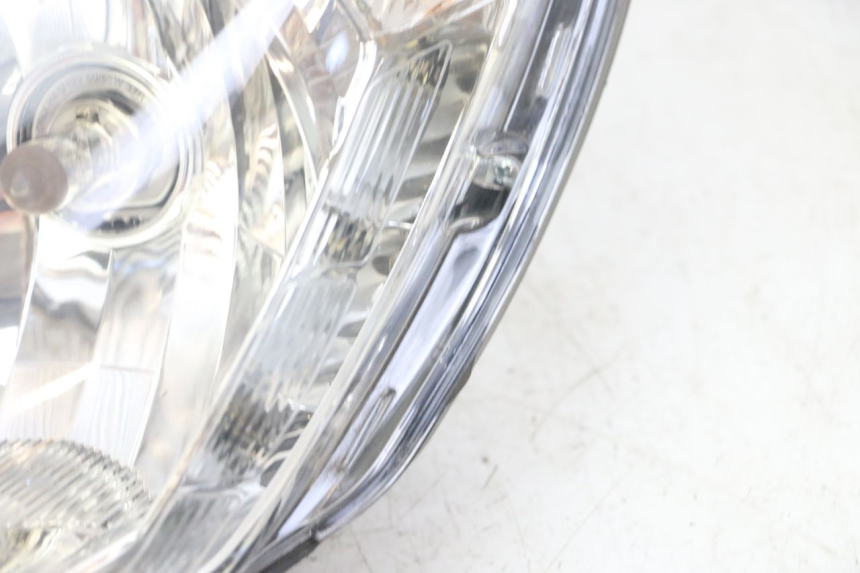photo de HEADLIGHT PEUGEOT SATELIS 125 (2013 - 2018) - Surface and material condition