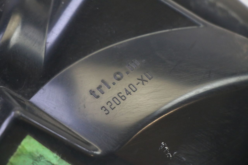 photo de HEADLIGHT PEUGEOT SATELIS 125 (2006 - 2009) - Distinctive features