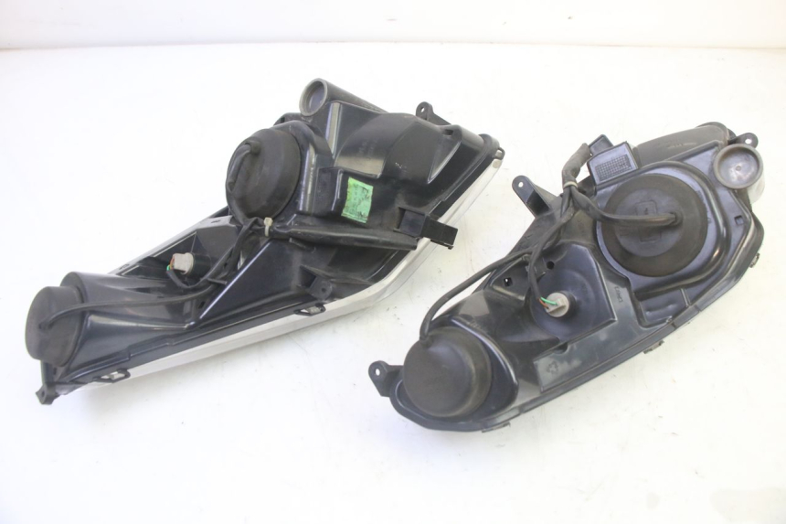 photo de HEADLIGHT PEUGEOT SATELIS 125 (2006 - 2009) - Surface and material condition