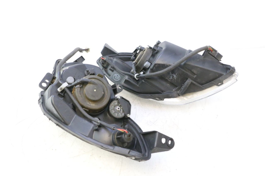 photo de HEADLIGHT PEUGEOT SATELIS 125 (2013 - 2018) - Alternative perspective