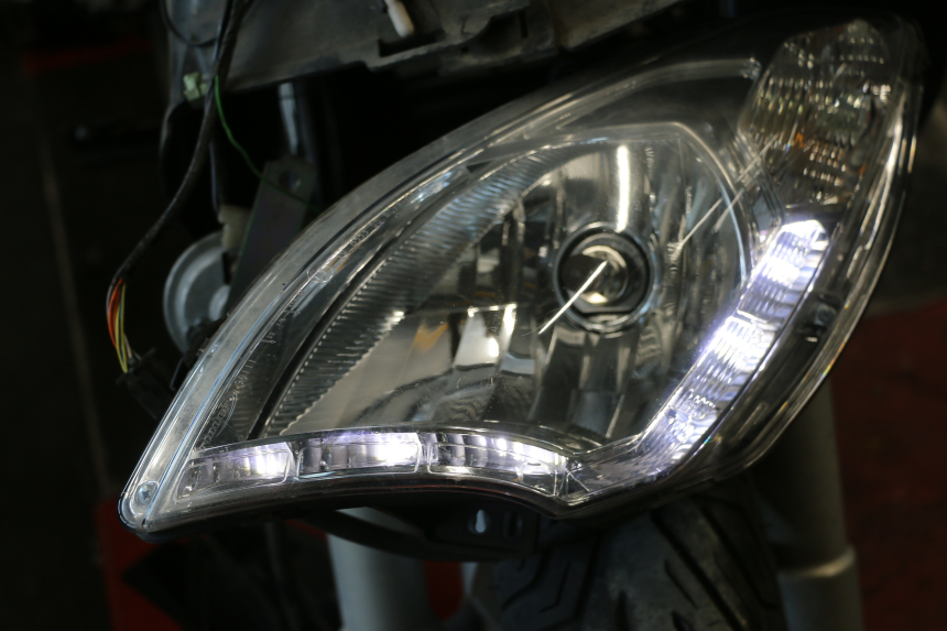 photo de HEADLIGHT PEUGEOT SATELIS 125 (2013 - 2018) - Technical close-up