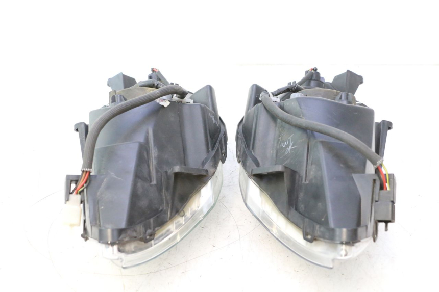 photo de HEADLIGHT PEUGEOT SATELIS 125 (2013 - 2018) - Surface and material condition