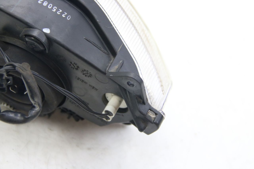 photo de FRONT HEADLIGHT SUZUKI SIXTEEN 125 (2008 - 2010) - Distinctive features