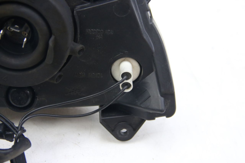 photo de FRONT HEADLIGHT SUZUKI SIXTEEN 125 (2008 - 2010) - High-resolution close-up