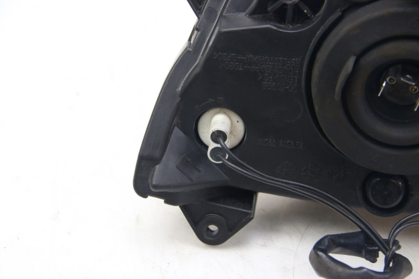 photo de FRONT HEADLIGHT SUZUKI SIXTEEN 125 (2008 - 2010) - Focus on structure