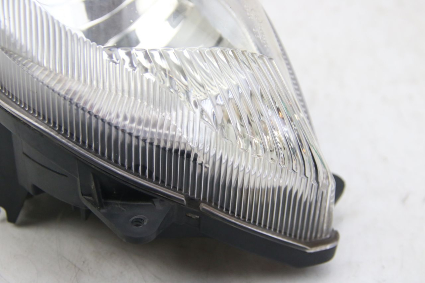 photo de FRONT HEADLIGHT SUZUKI SIXTEEN 125 (2008 - 2010) - Zoom on usage condition