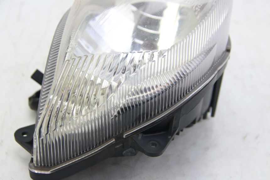 photo de FRONT HEADLIGHT SUZUKI SIXTEEN 125 (2008 - 2010) - Technical close-up